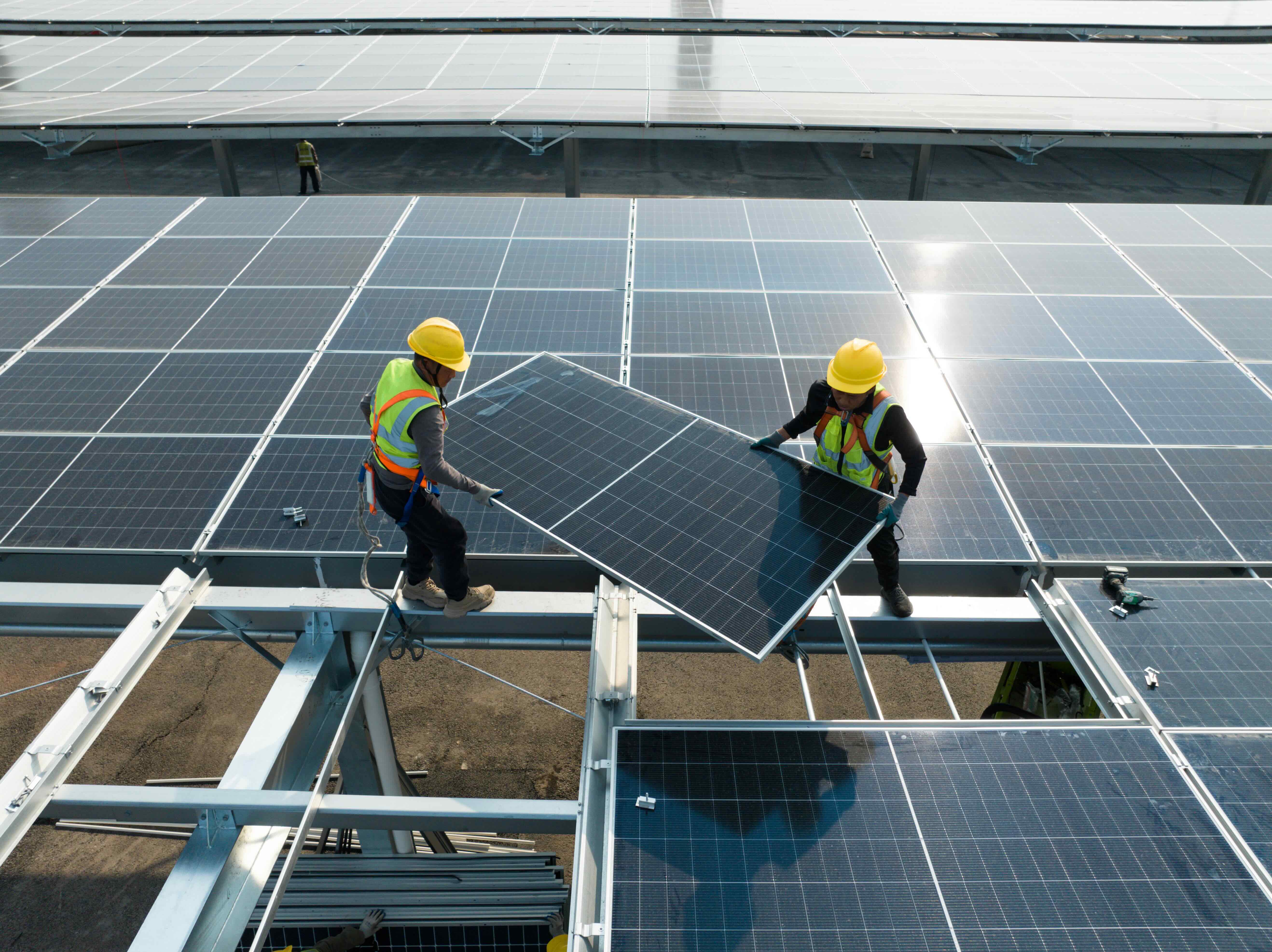 people installing solar pannels